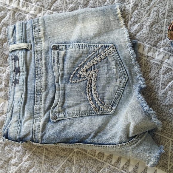 2 pairs of hippy laundry jean shorts - Picture 6 of 8